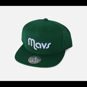 MITCHELL & NESS
DALLAS MAVERICKS WOOL SOLID 2 SNAP